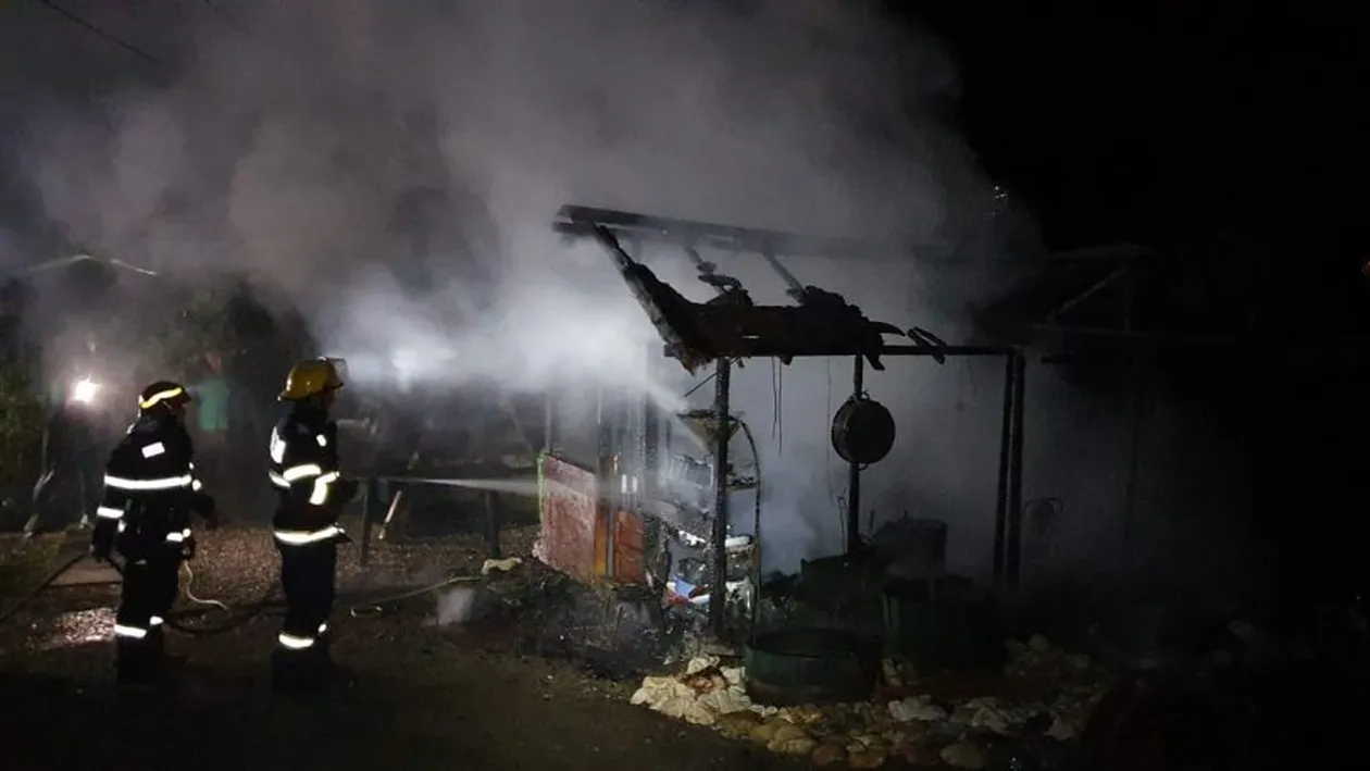 Incendiu devastator! Opt mașini și două case distruse de flăcări