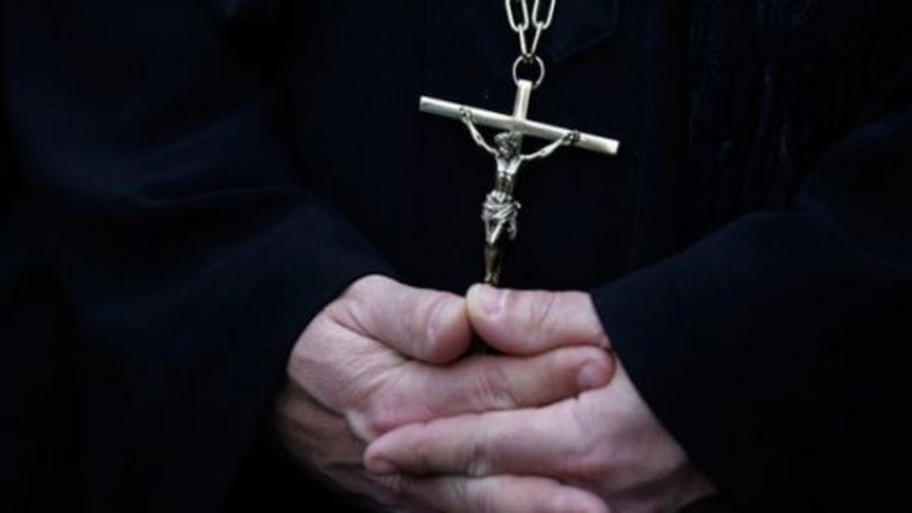 Anchetă la şcoala din Botoşani unde preotul este acuzat că ar fi lovit un elev pentru că nu a făcut semnul crucii