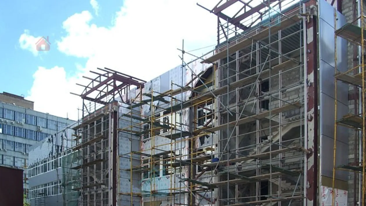 Șoc și groază la Sibiu! Un muncitor a căzut de la etajul 4