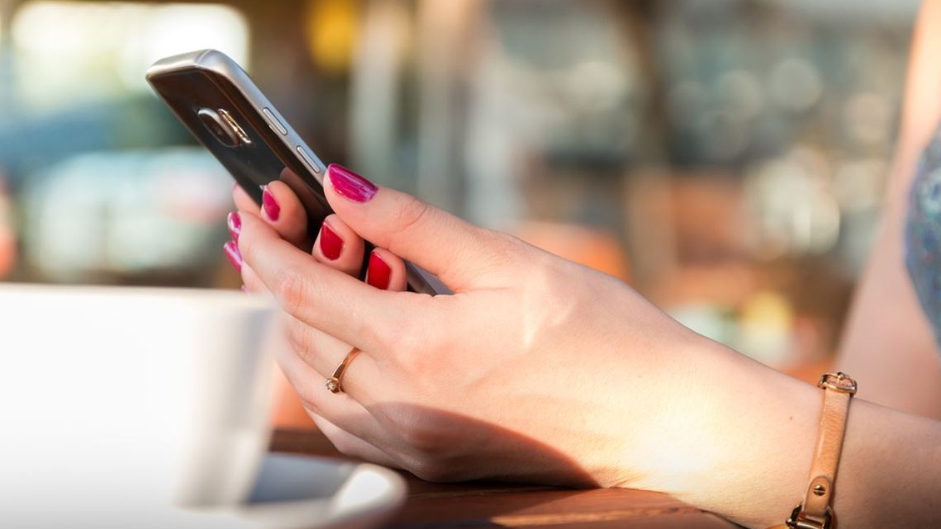 Cum s-a răzbunat o româncă pe o femeie care a vrut să-i spargă contul de Instagram: "Să îmi spui de pe care card să îţi dau"