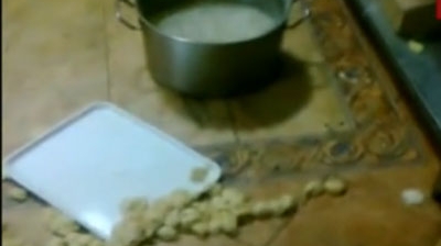 Revelion cu ghinion în Dolj! 600 de oameni au făcut Revoluţie la restaurant după ce au primit peşte stricat şi alune cu viermi!