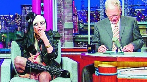 Lady GaGa a mancat hartie in direct