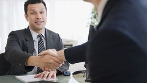 Cele 2 zodii care își vor schimba locul de muncă în luna aprilie 2023