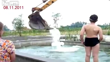 Dorele ne miscam si noi mai cu talent? Cativa santieristi se distreaza maxim cu excavatorul la piscina