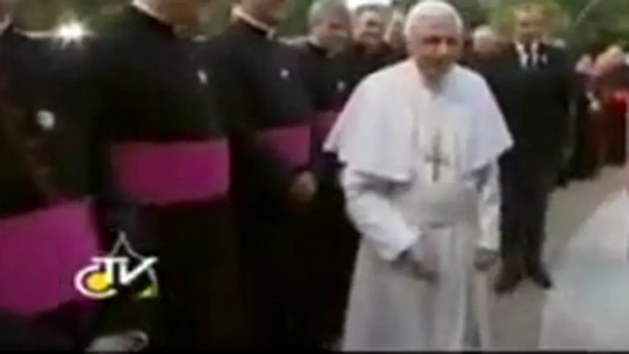 VIDEO ULUITOR! Papa Benedict al XVI-lea lasat cu mana intinsa de clericii bisericii germane! Nu au vrut sa il salute pe Suveranul Pontif!