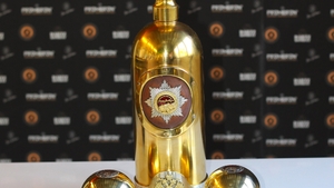Cea mai scumpă sticlă de vodcă din lume a fost furată şi băută! S-a găsit doar sticla pe un şantier. Cât valorează goală!