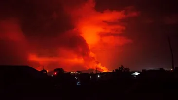 Cod roșu pentru aviație. Un vulcan a erupt: „Nor mare de cenușă” | VIDEO