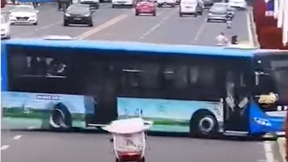 Momentul în care un autobuz plin de copii plonjează într-un lac din China. Imagini greu de privit. VIDEO
