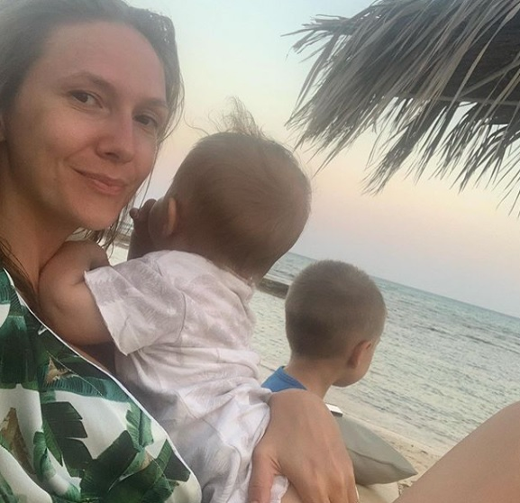 Ce răspuns a dat Adela Popescu când a fost întrebată de o admiratoare de ce nu arată fața copiilor ei