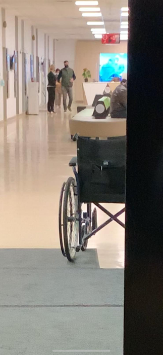 Soțul Simonei Halep s-a plimbat agitat pe holuri și a vorbit cu medicii (Foto: CANCAN.RO)