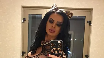 Renata, pe jumătate dezbrăcată pentru party-ul de Haloween. Şi-a arătat formele într-o salopetă ”cu vedere”