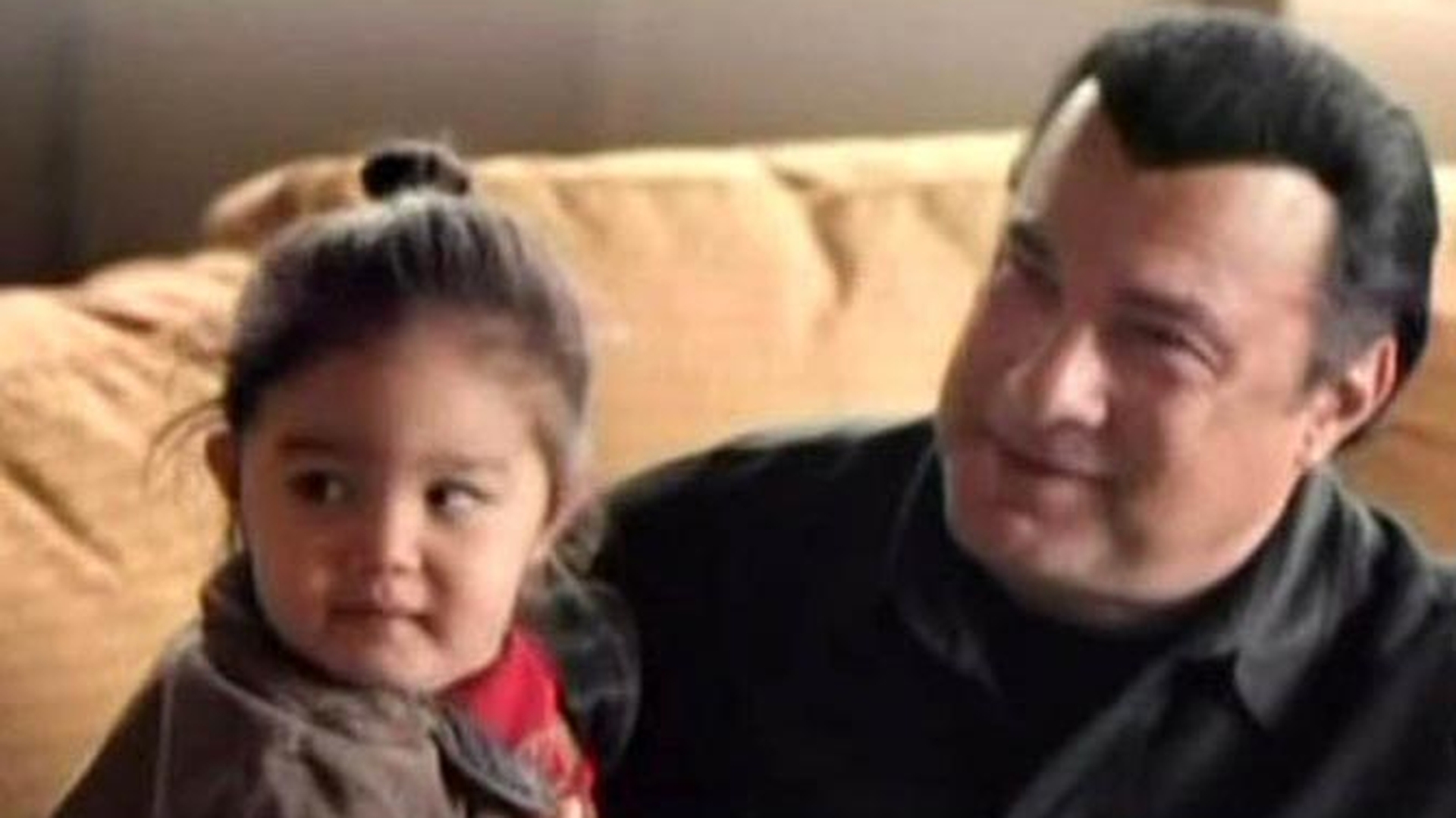 Steven Seagal si-a aratat casa, familia si armele la TV