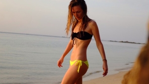 Nu mai este o fata cuminte! Adela Popescu, topless si cu fundul la inaintare!