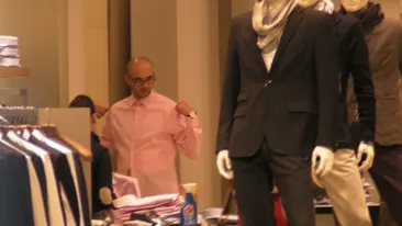 Romanita Iovan isi vrea iubitul...roz. Il insoteste la cumparaturi si ii alege hainele!