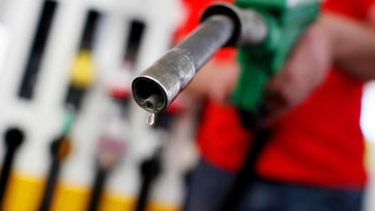 Veste bună pentru şoferi! Iată la ce preţ vor fi benzina şi motorina începând cu 1 ianuarie