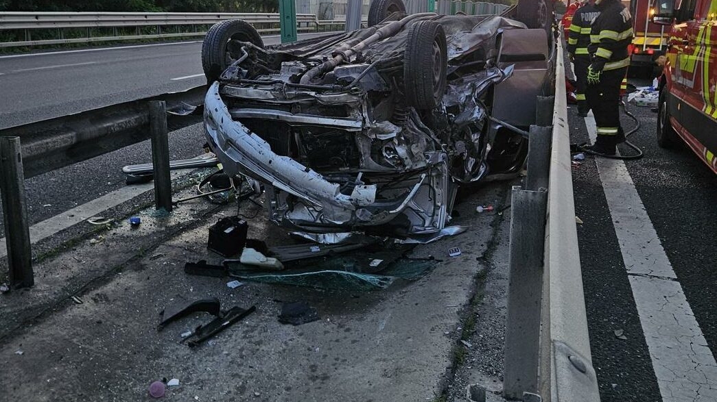 Tragedie pe A1! O fetiță de 5 ani a murit după ce mașina s-a izbit de parapet și s-a răsturnat