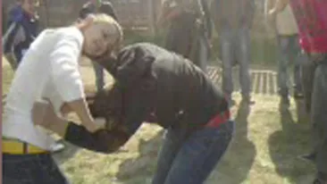 Bataie ca-n filme intre eleve