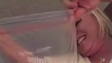 Au fost arestaţi după ce au postat asta pe Facebook! O femeie şi fiul ei, huiduiţi de tot mapamondul! Imagini cu impact emoţional