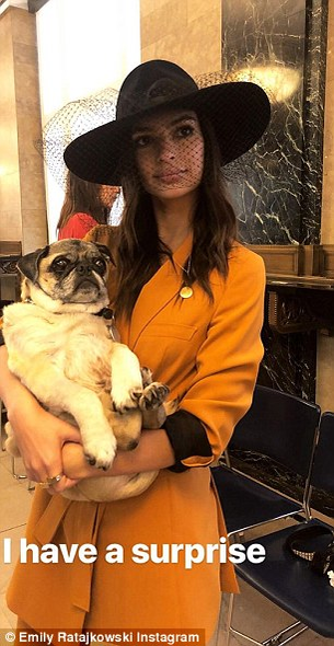 Femeia cu cei mai frumoşi sâni naturali din lume s-a căsătorit! Imagini senzationale din culisele nuntii lui Emily Ratajkowski