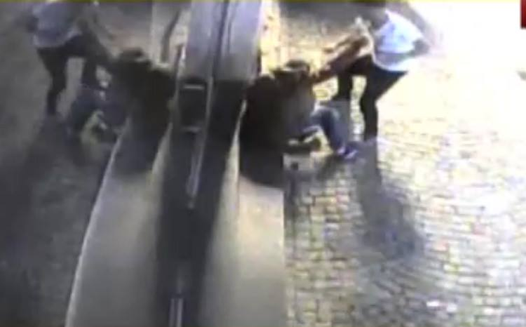 Tânărul în alb este cel care a lovit cu sălbăticie victima