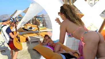 Lora a primit o dedicație-surpriză pe plajă + A pozat super-sexy în costum de baie