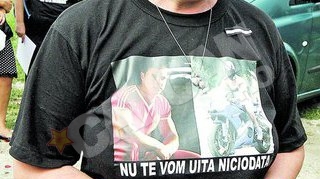 Mama stripperului decedat in accident e suparata pe liderul Flamingo Boys: "Cornel Pasat isi face reclama pe spatele unui mort!"