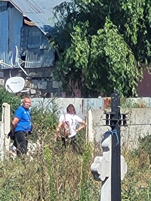 O femeie a aruncat un camion de gunoaie într-un cimitir din Craiova. Imagini ireale în România anului 2023