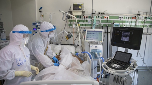 Un asistent medical este în stare gravă, după ce s-a vaccinat anti Covid-19
