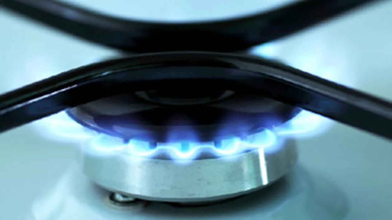 O femeie a luat foc dupa ce a incalzit o oala cu benzina