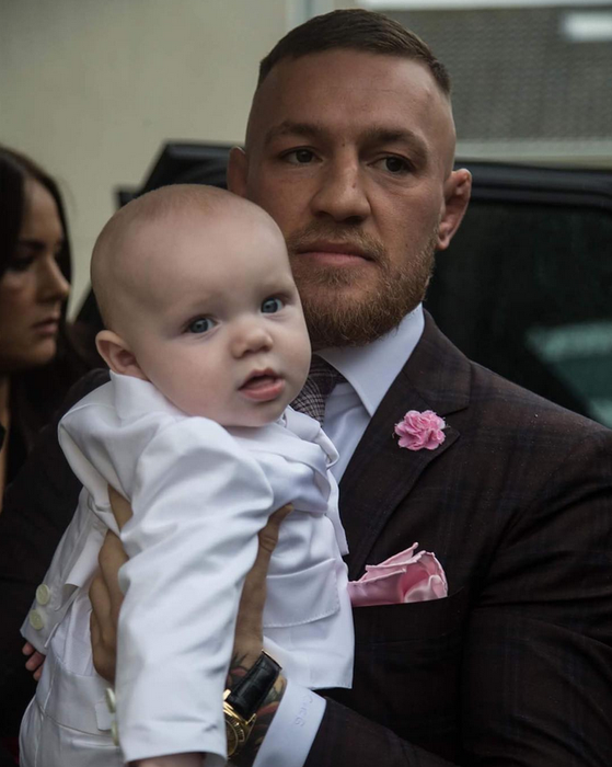 Luptătorul Conor McGregor şi-a creştinat fiul! Imaginile de la botezul micuţului sunt de poveste şi au lăsat pe toată lumea cu gura căscată