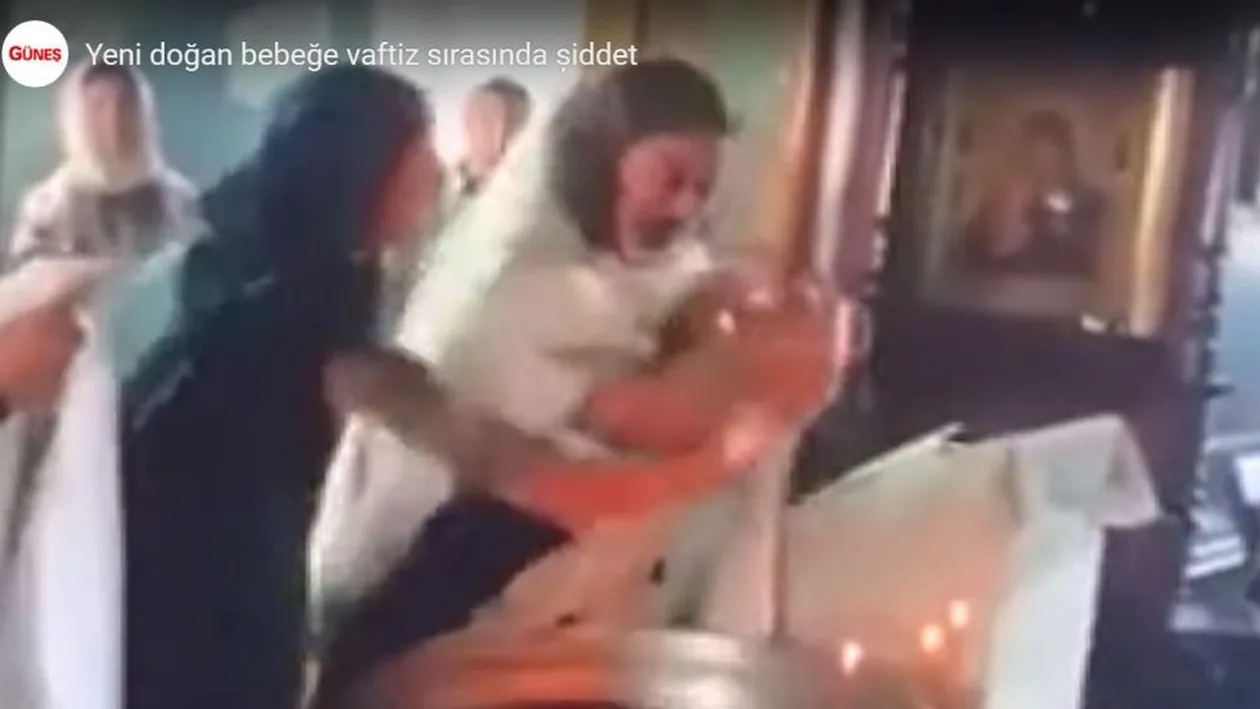 Momente de panică în biserică! Preotul, aproape să înece un copil la botez VIDEO