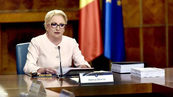 Viorica Dăncilă i-a oferit Papei Francisc un ceas și un album despre Biserica Romano-Catolică din România