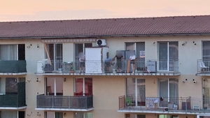 Nu e iluzie optică! Ce și-a construit în balconul apartamentului acest bărbat din Cluj-Napoca