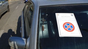 Intamplare rupta din bancurile cu politisti! Au incercat sa ridice un Mercedes parcat ilegal, l-au scapat de pe platforma si au fugit de la fata locului!