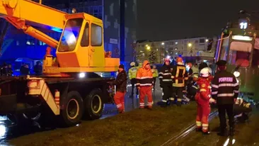 Scene înfiorătoare la Iași. Un bărbat a fost călcat de tramvai, iar cadavrul a fost scos cu o macara după 2 ore