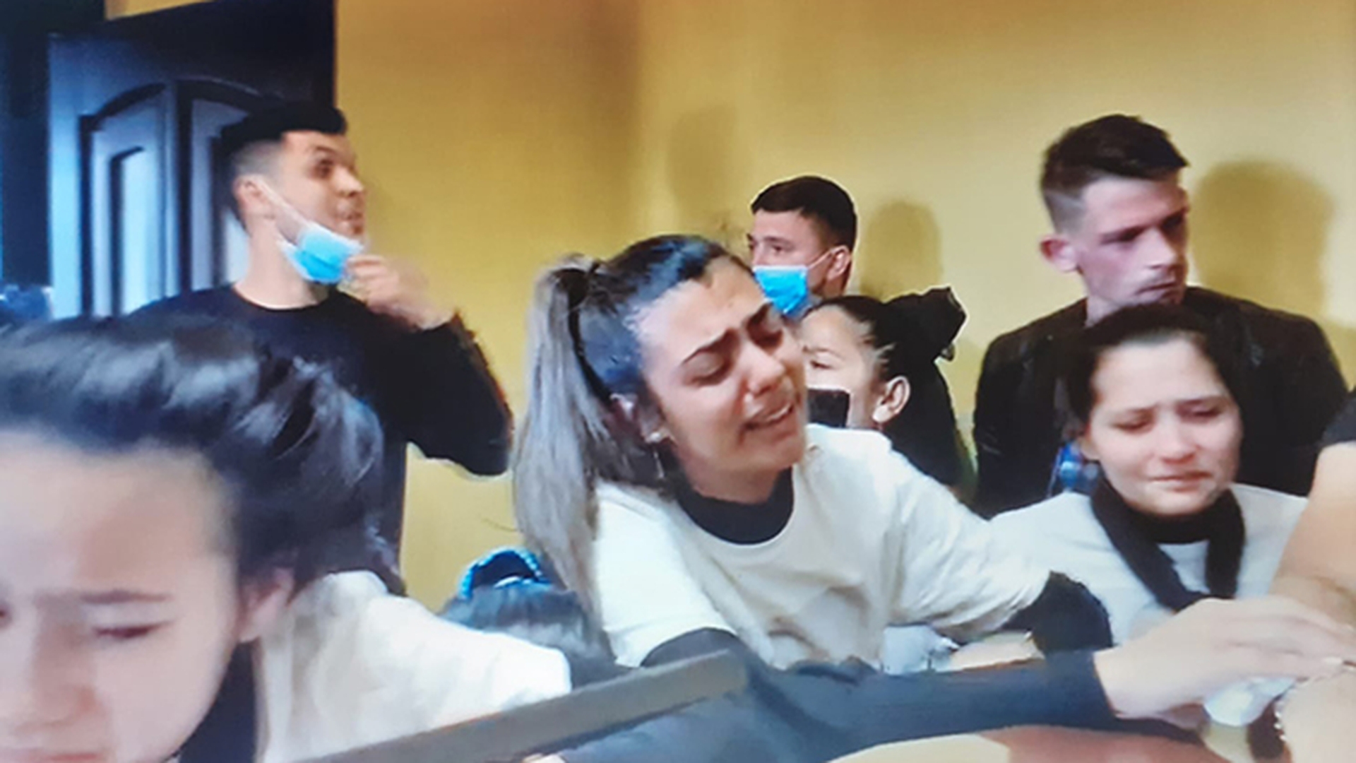 Încălcare flagrantă a restricțiilor! Decesul unui membru al clanului Sandu din Murgeni a adunat zeci de rromi la priveghi