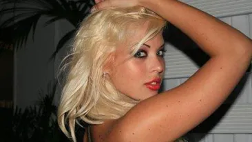 Roxana Nemes, fara sutien prin parc! Uite ce sani imensi are blonda