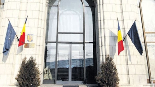 Un bărbat a protestat de pe clădirea Ministerului de Finanţe. A cerut audienţă la procurorul general