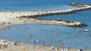 Turiştii folosesc Marea Neagră pe post de WC public. Vezi care plajă a înregistrat cele mai multe bacterii