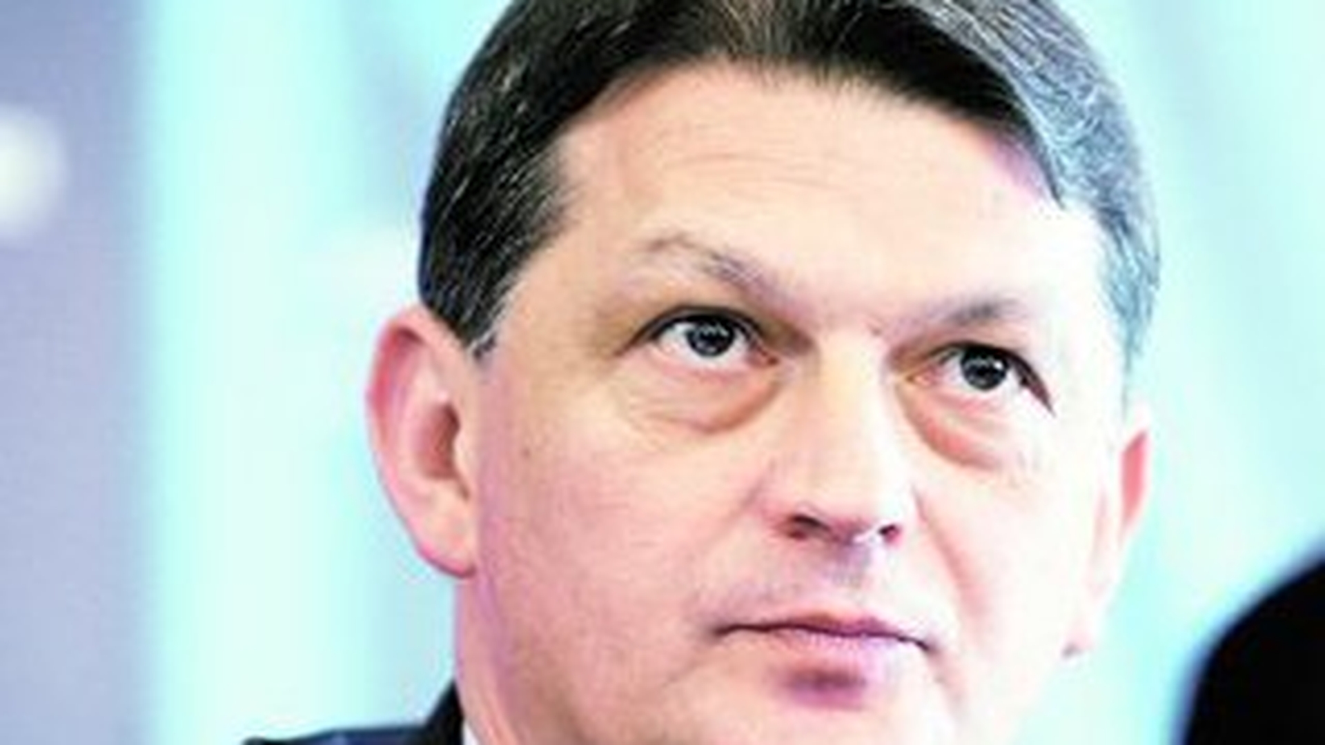 E situat in cea mai scumpa zona din Bacau si e pazit non-stop. Blocul ministrului Berca, "blindat" de politicieni
