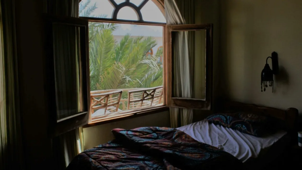 De ce nu trebuie să dormi cu geamul deschis pe timp de vară. Medicii spun că ne expunem la pericole uriașe