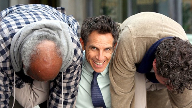 Ce puternic e Ben Stiller! Ridica doi oameni pe umeri