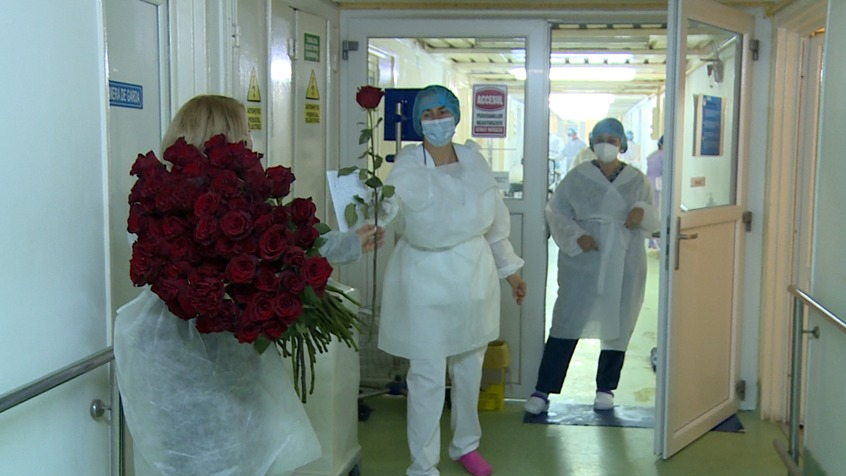 Surpriză la Spitalul de Urgență Craiova! Cadrele medicale din prima linie au primit flori