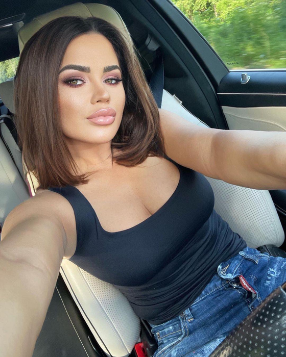 A renunțat la BMW-ul roz!? Carmen de la Sălciua s-a fotografiat cu noua mașină! Cum și-a pus ”amprenta” pe bolid