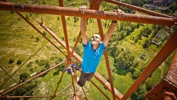 Intalneste moartea in fiecare zi. Vezi ce cascadorii incredibile poate sa faca un tanar din Ucraina!