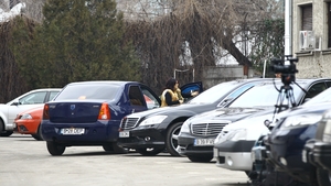 Sofer si masina pentru doamna Lidia! Mama Oanei Mizil se plimba cu autoturismul fiicei, de la Camera Deputatilor!