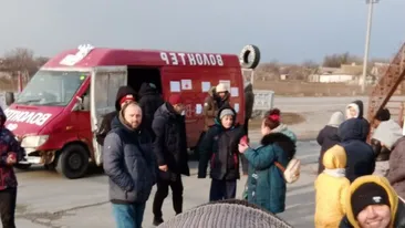 A ajutat 200 de ucraineni să fugă din calea bombardamentelor. Povestea incredibilă a bărbatului cu duba roșie