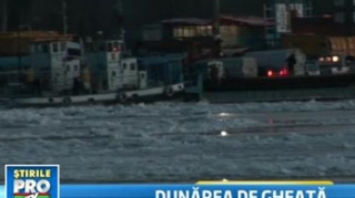 Circulatia pe Dunare, paralizata din cauza gerului! Un bac a fost recuperat aseara dintre gheturi