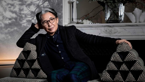 Kenzo, celebrul creator de modă de la Paris, a murit de COVID-19