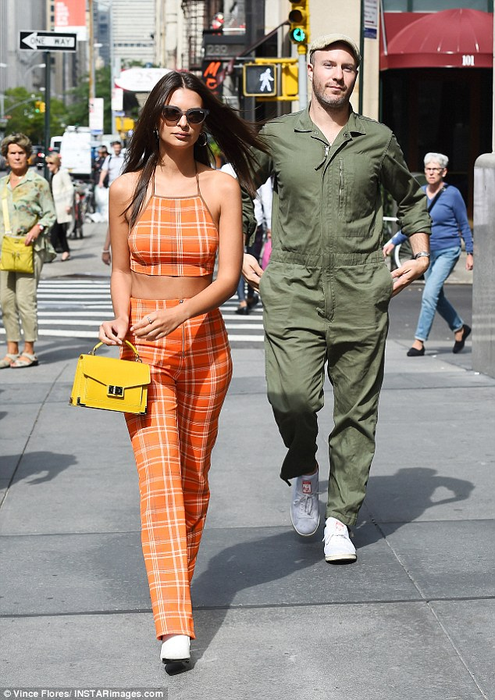 Femeia cu cei mai frumoşi sâni naturali din lume s-a căsătorit! Imagini senzationale din culisele nuntii lui Emily Ratajkowski